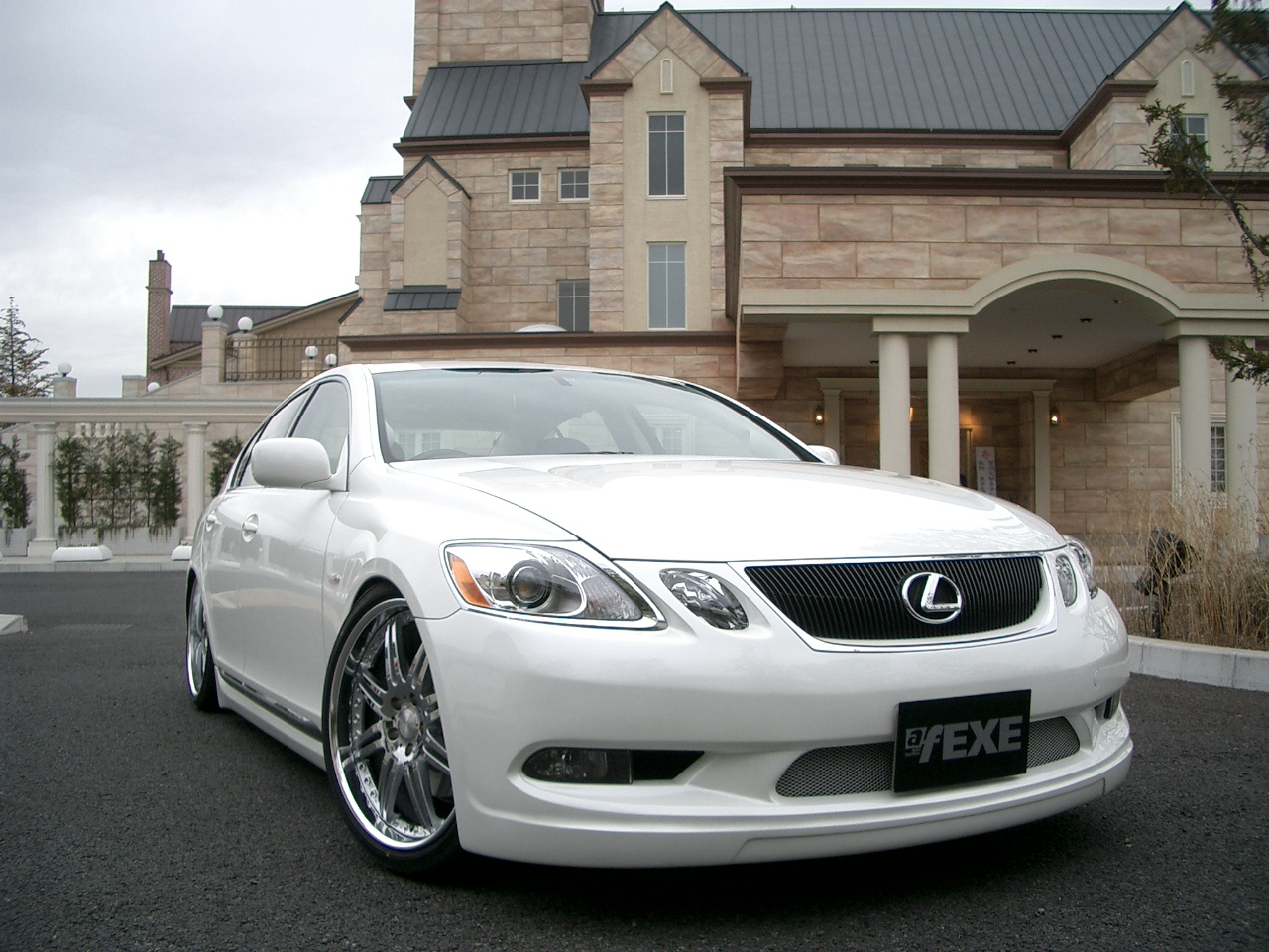 我那个年代的还是习惯叫它凌志 Lexus , 中文名称为凌志,也有称为雷克萨斯,是日本丰田汽车旗下高级房车品牌,和奔驰、宝马两个品牌成为了世界三大高级房车。 凌志这个品牌,早于1989年就已经在美国成立。在北美市场,作为一台稳重而散发威严的高级房车,早已经赢得美国梦胜利者的象征的美誉。志在推出的时候,一改以往传统威严的高级房车形像,极力模索功能上的优势。换句话说,他们要求旗下产品既能与梅赛德斯-奔驰等高级欧洲车的高品质匹敌,同时亦集合日本车的高信赖性。凌志承继了日本车固有揭止压迫感的设计,反之更加升